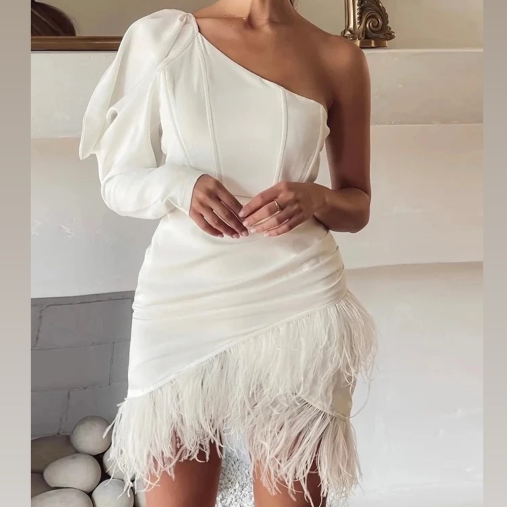 KLESIS One-Shoulder Feather Trim Mini Dress – White, Asymmetrical Sleeve